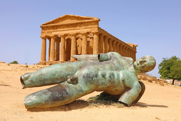 Tempio della Concordia e la statua di Icaro caduto, nella Valle dei Templi, Agrigento, Sicilia, Italia