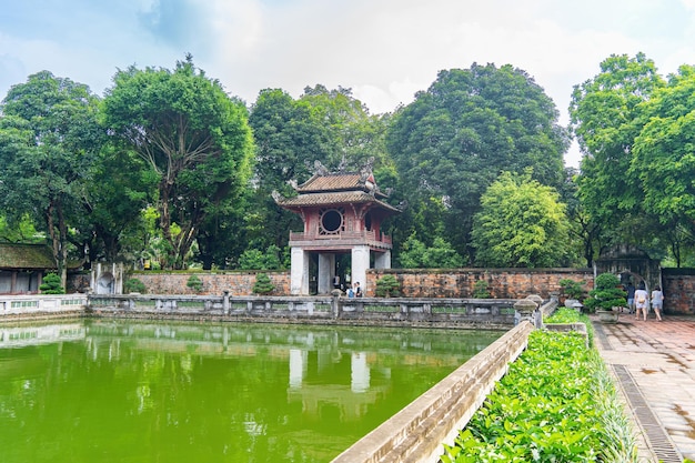Tempio della Letteratura anche chiamato Van Mieu Quoc Tu Giam è anche conosciuto come primo Tempio di Confucio e antica università di Hanoi