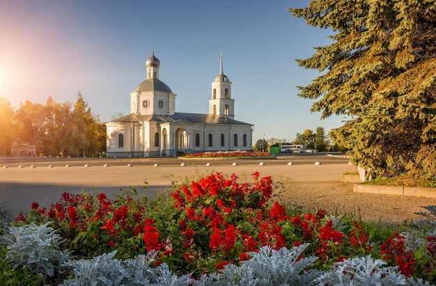 Tempio della Trinità con fiori a Ostrov a Pskov