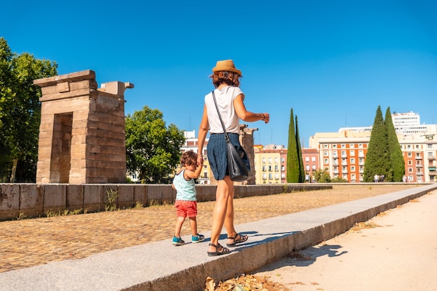 Tempio di Debod nella città di Madrid d'Egitto madre e figlio che visitano l'antico tempio egizio in estate