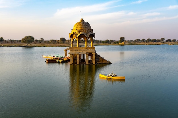 Tempio di Gadi Sagar sul lago Gadisar Jaisalmer Rajasthan