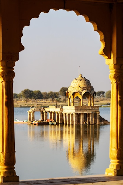 Tempio di Gadi Sagar sul lago Gadisar Jaisalmer Rajasthan