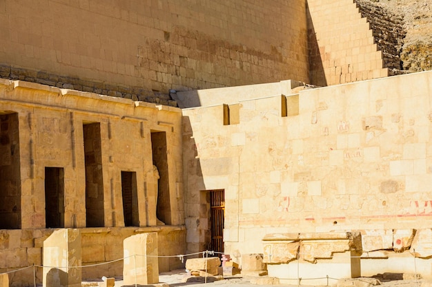 Tempio di Hatshepsut sotto le alte scogliere a Luxor in Egitto