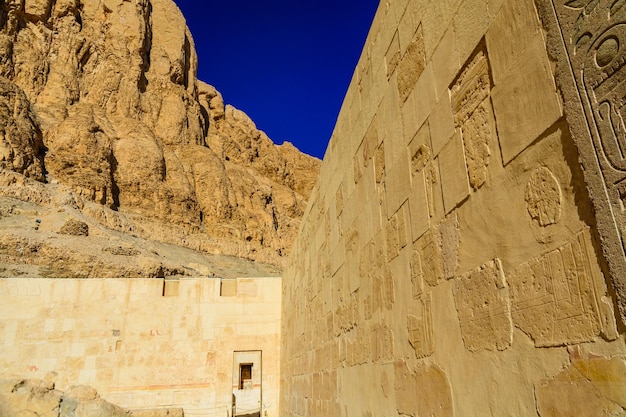 Tempio di Hatshepsut sotto le alte scogliere a Luxor in Egitto