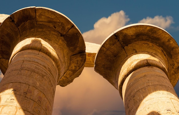 Tempio di Karnak Sculture colossali dell'antico Egitto nella Valle del Nilo a Luxor Geroglifici in rilievo sulla parete