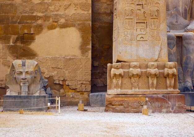 Tempio di Karnak Sculture colossali dell'antico Egitto nella valle del Nilo a Luxor