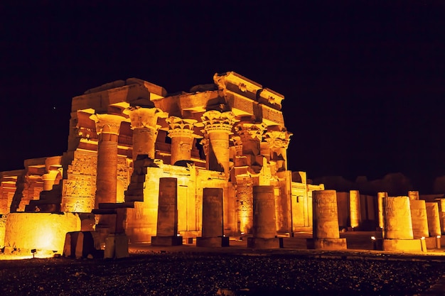 Tempio di Kombo illuminato di notte Kom Ombo Egitto 19 ottobre 2023