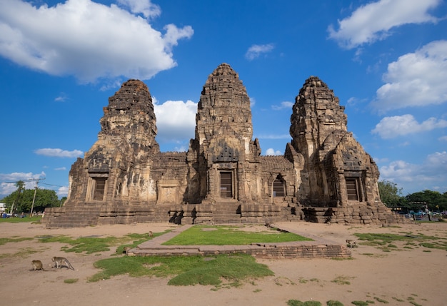 Tempio di Phra Prang Sam Yot, architettura in Lopburi, Tailandia