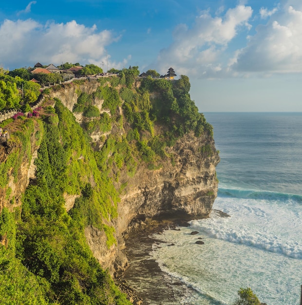 Tempio di Pura Luhur Uluwatu, Bali, Indonesia. Incredibile paesaggio - scogliera con cielo blu e mare.