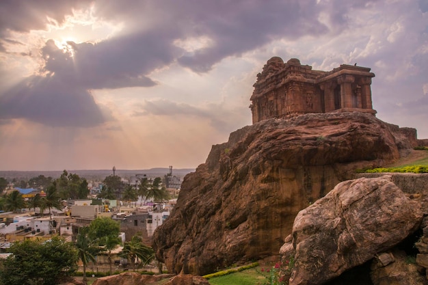 Tempio di Shivalaya superiore e tramonto a Badami, Karnataka