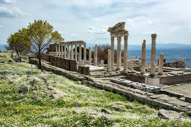 Tempio di Traiano nell'antica città di Pergamo, Bergama, Turchia in una bella giornata primaverile