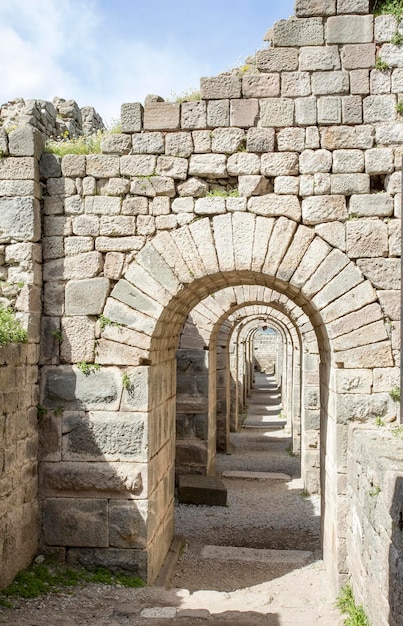 Tempio di Traiano nell'antica città di Pergamo, Bergama, Turchia in una bella giornata primaverile