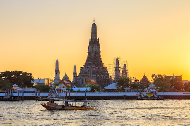 Tempio di vista di notte di Wat Arun a Bangkok, Tailandia