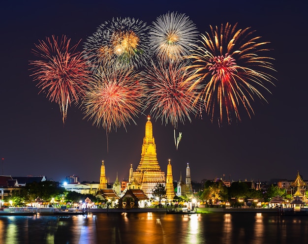 Tempio di Wat Arun con celebrazione di fuochi d'artificio di notte a Bangkok, in Thailandia