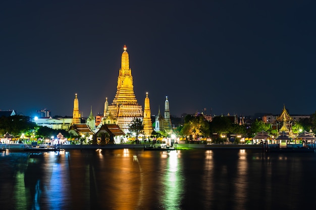 Tempio di Wat Arun con il fiume Chao Phraya di notte a Bangkok, in Thailandia