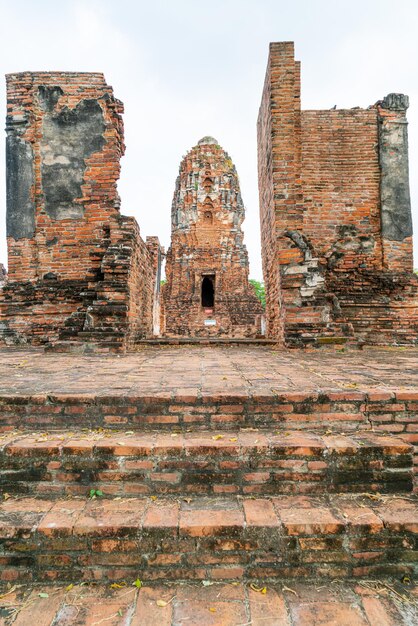 Tempio di Wat Mahathat nel distretto del Parco storico di Sukhothai, patrimonio mondiale dell'UNESCO in Thailandia