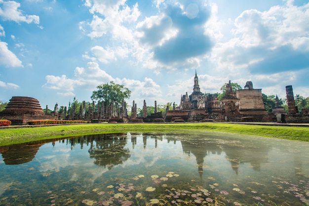 Tempio di Wat Mahathat nel parco storico di Sukhothai, Thailandia