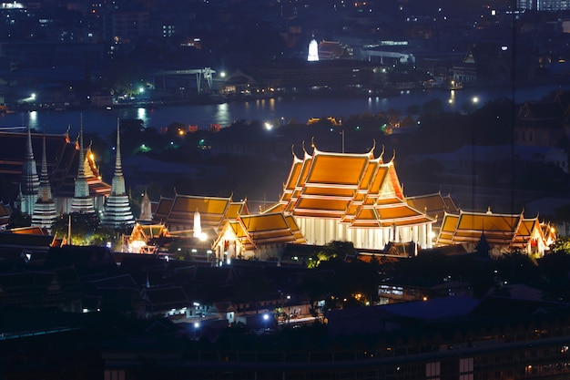 Tempio di Wat Pho del Buddha sdraiato di notte