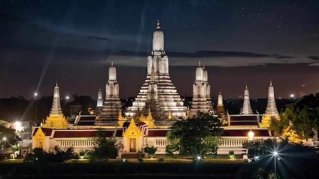 Tempio di Wat Phra Singh di notte a Chiang Mai, in Thailandia