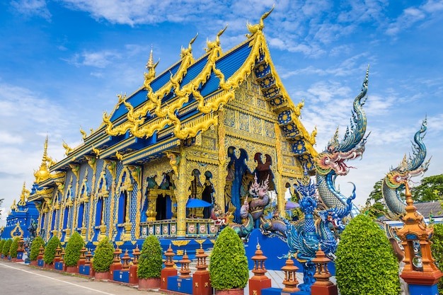 Tempio di Wat Rong Sua Ten con sfondo blu cielo, Provincia di Chiang Rai, Thailandia,