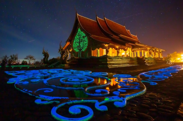 Tempio di Wat Sirindhorn Wararam Phu Prao a Ubon Ratchathani Thailandia I thailandesi prendono la famiglia