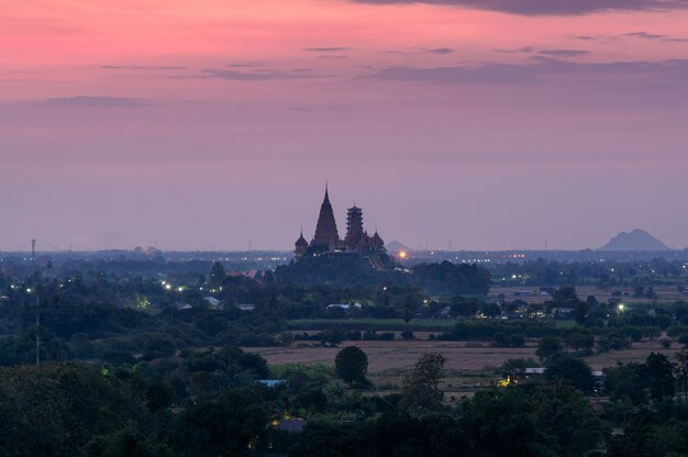 Tempio di Wat Tham Sua sulla collina con cielo colorato all'alba