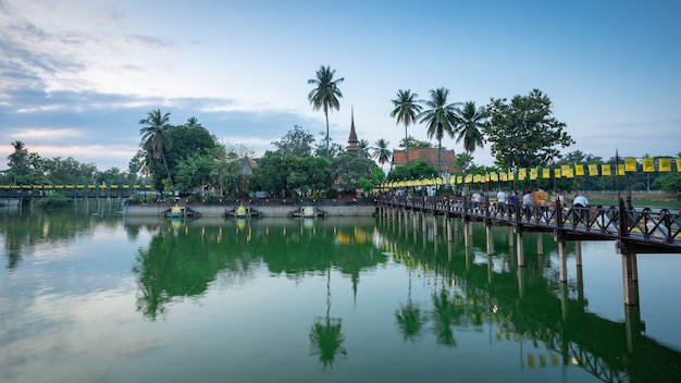 Tempio di Wat Tra Phang Thong presso il parco storico di Sukhothai - Thailandia