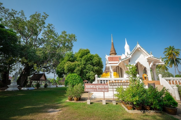 Tempio di Wat Tra Phang Thong presso il parco storico di Sukhothai - Thailandia