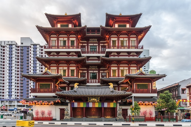 Tempio e museo della reliquia del dente di Buddha a Singapore a tempo di tramonto