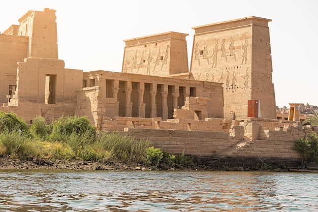 Tempio egizio situato su una riva del fiume