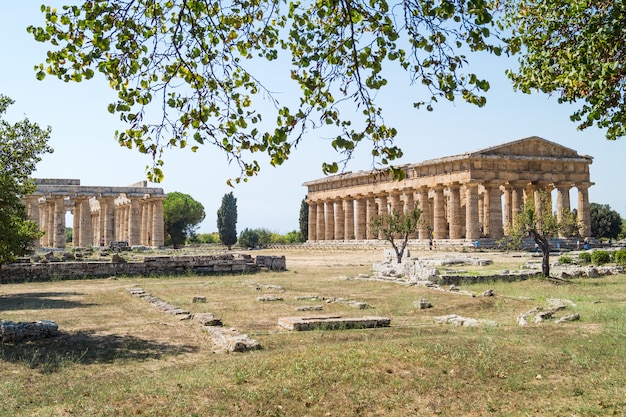 Tempio greco classico alle rovine della città antica Paestum, Italia