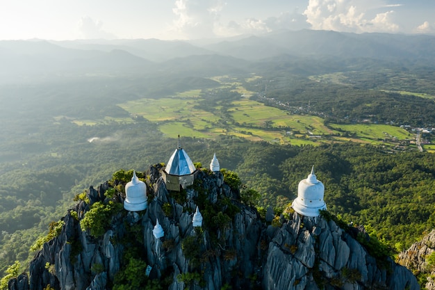Tempio in cima alle montagne in Tailandia