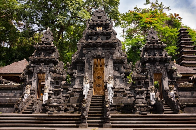 Tempio indù con pagoda sull'isola di Bali Indonesia