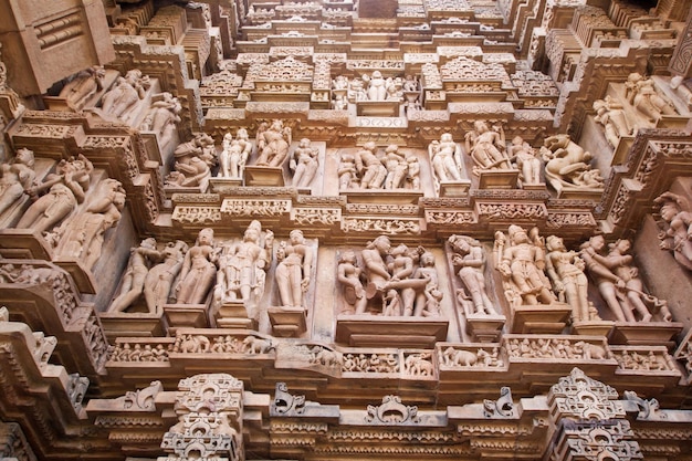 Tempio Kamasutra con bassorilievi che mostrano scene erotiche a Kajuraho, India