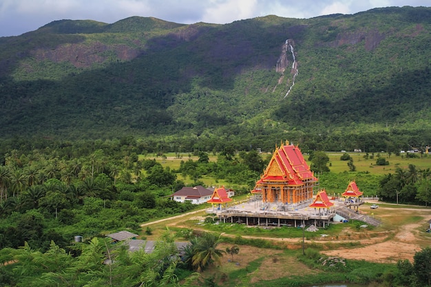 Tempio tailandese alla montagna in Tailandia