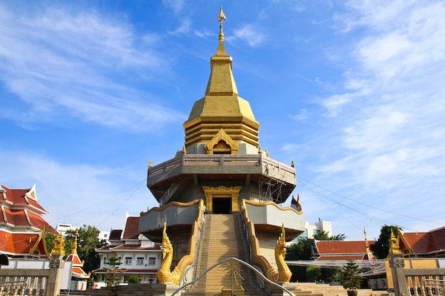 Tempio tailandese, Wat Phothisompom a Udonthani, Tailandia.