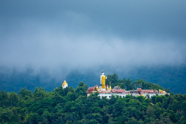 Tempio thailandese in montagna