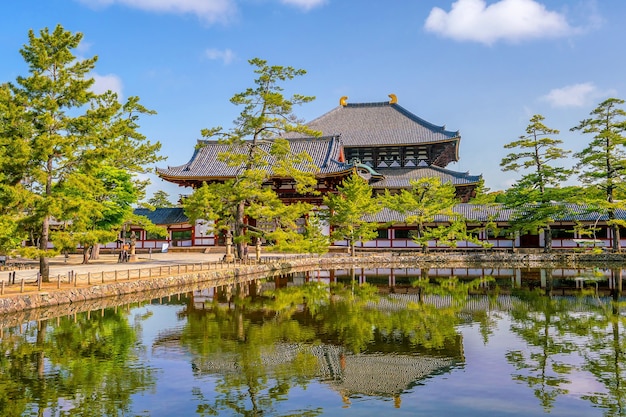 Tempio Todaiji a Nara, Giappone con cielo blu