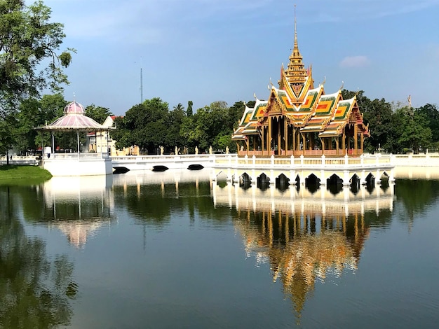 Tempio vicino al lago contro il cielo