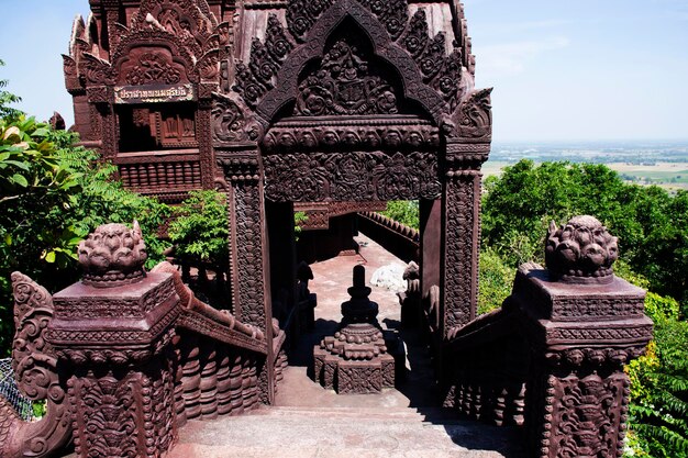 Tempio Wat Khao Sanam Chaeng a Lopburi in Thailandia