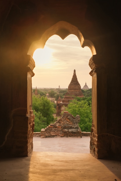 Templi antichi a Bagan all'alba