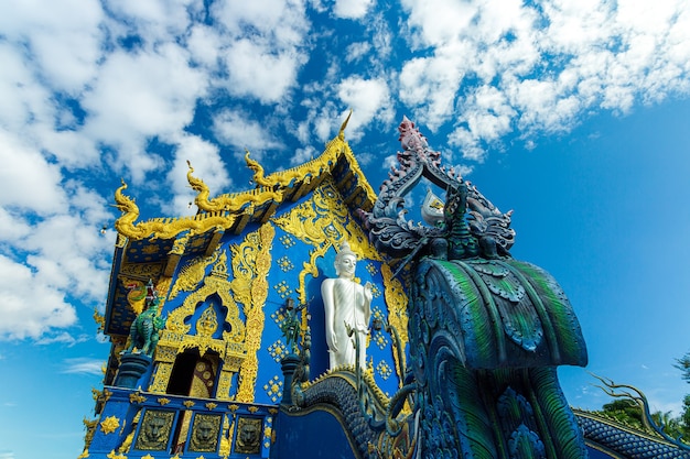 Templi nella provincia di Chiang Rai ThailandiaWat Rong seua ten o Chiang rai Blue temple