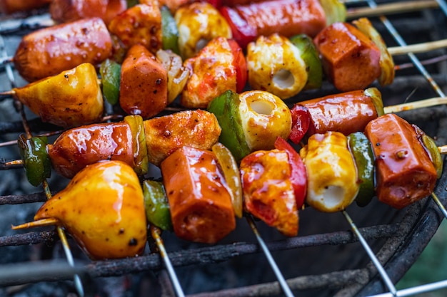 tempo di barbecue con salsiccia satay e verdure alla paprika grigliate su una piastra calda