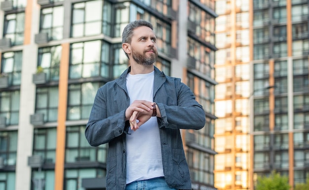 Tempo di controllo dell'uomo puntuale fuori dalla foto del tempo di controllo dell'uomo puntuale sull'orologio