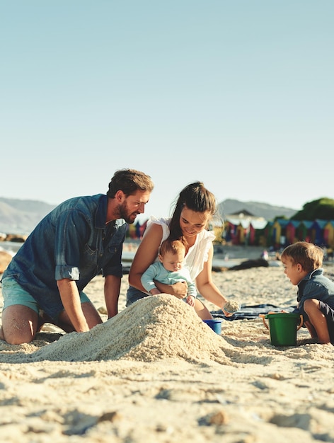 Tempo di divertimento in famiglia al sole Foto di una giovane famiglia che trascorre del tempo di qualità in spiaggia