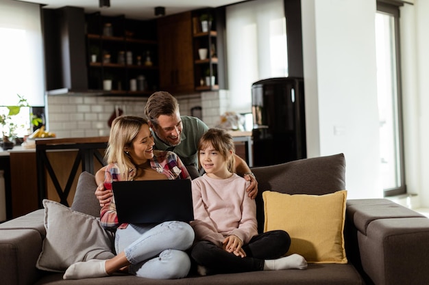 Tempo di legame familiare con il portatile in un ambiente domestico accogliente