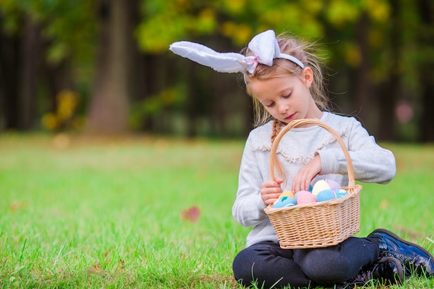 Tempo di pasqua. Kid a Pasqua all'aperto