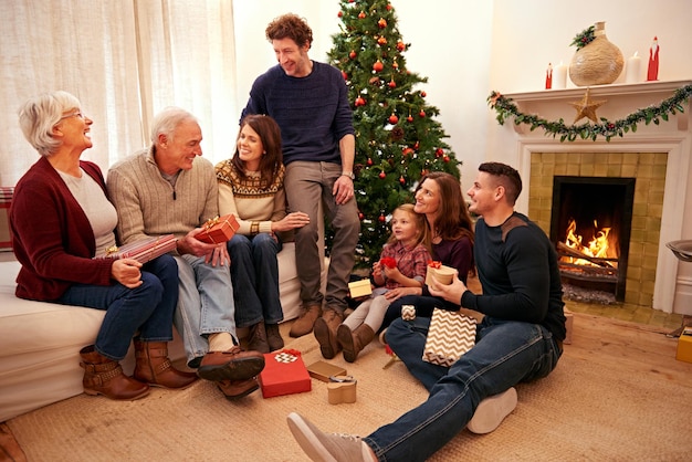 È tempo di scambiare regali Foto di una famiglia felice a Natale