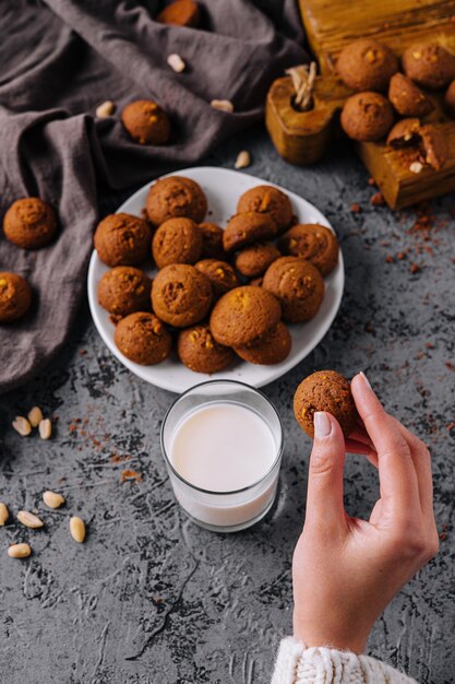 Tempo di spuntino accogliente con biscotti d'avena e latte