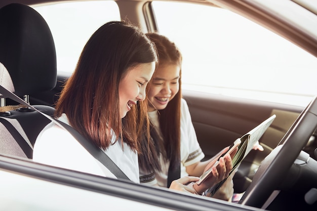 Tempo di vacanze e viaggi, belle giovani donne allegre viaggiano insieme